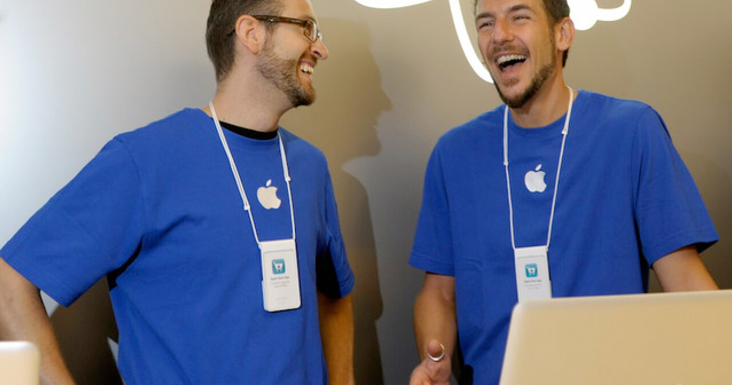 Apple employees. Работники Apple. Сотрудники Эппл. Униформа сотрудников Apple Store. Apple Store Employee.